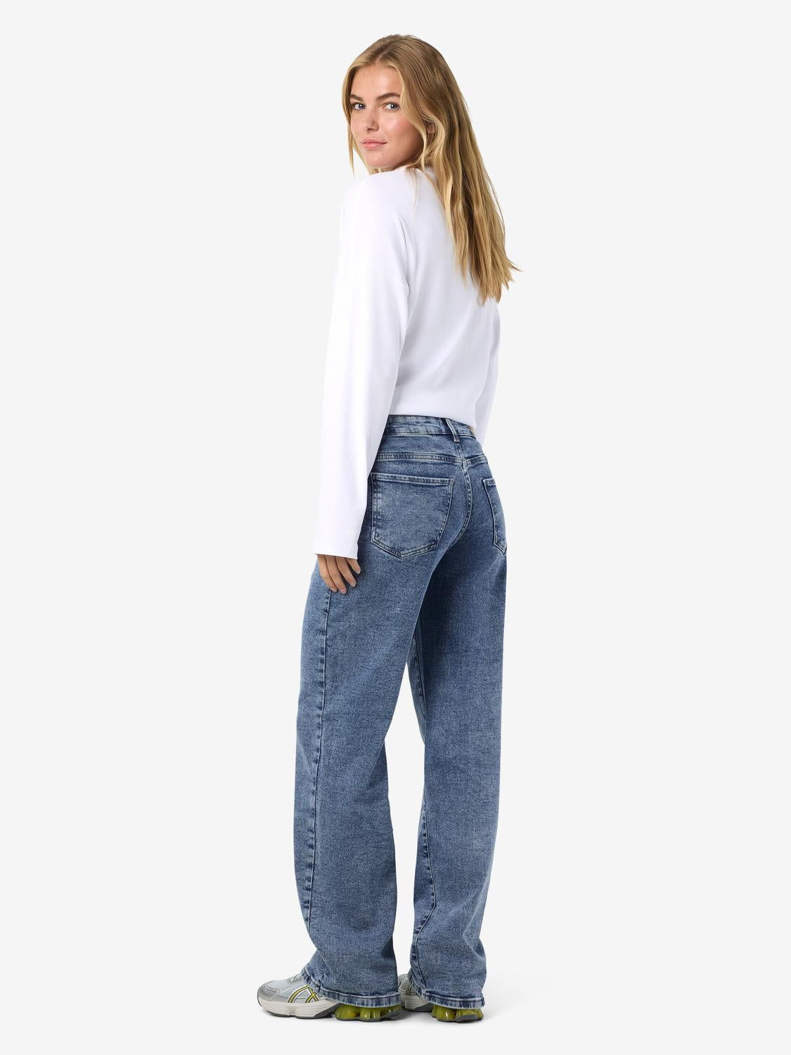 model_shot-front_full